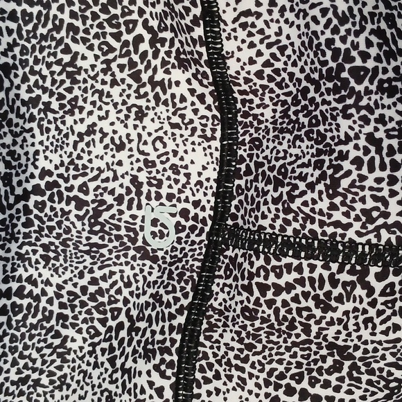 Gap NWT high rise black and white bike short size medium - Picture 8 of 10